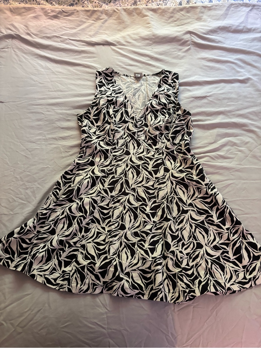 a new day Black and White Leaf-Print V-Neck Mini Dress